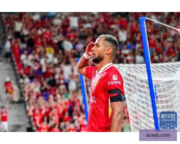加克波温情扶起科尔克茨并携利物浦队友赛后暖心握手上演体育精神瞬间